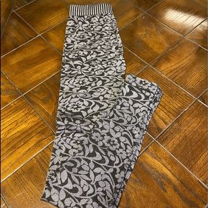 Grey and black one size leggings.